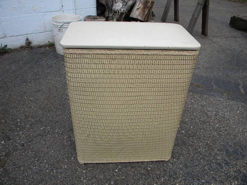 lot 139 image: Hamper