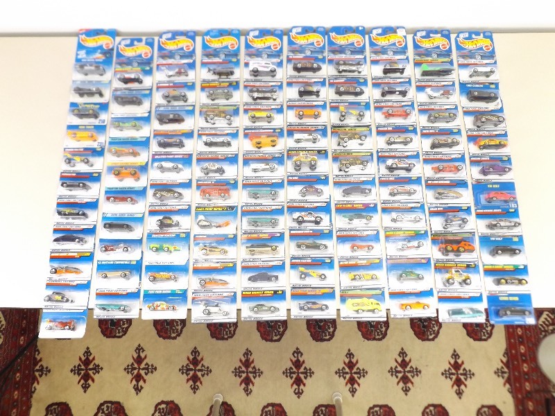 lot 5 image: 100 - Miscellaneous 1990s New in Package Hot Wheels