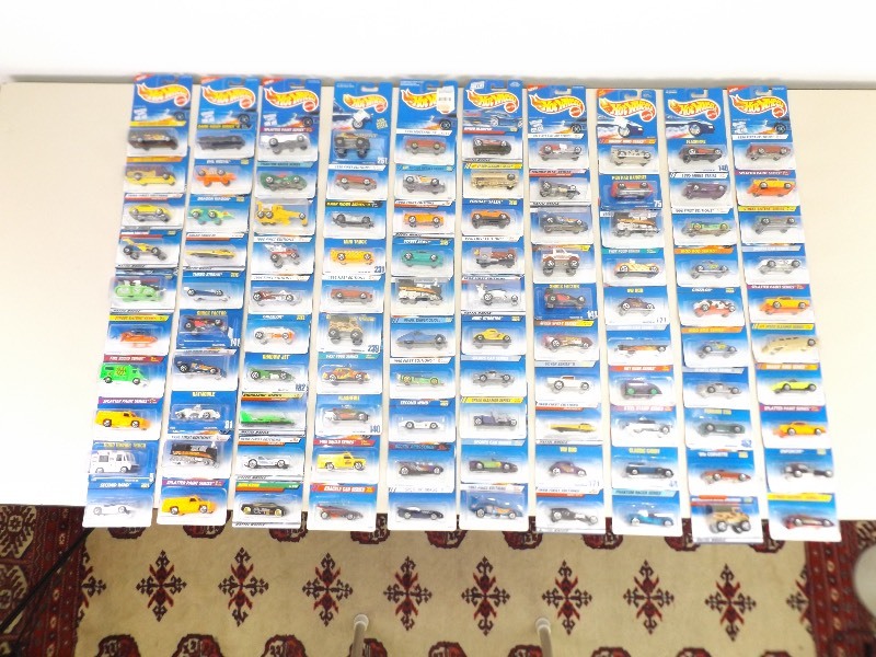 lot 4 image: 100 - Miscellaneous 1990s New in Package Hot Wheels