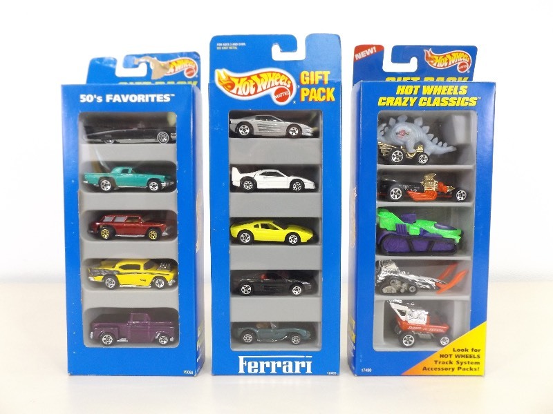 lot 9 image: 3 New in Package Hot Wheels Gift Packs