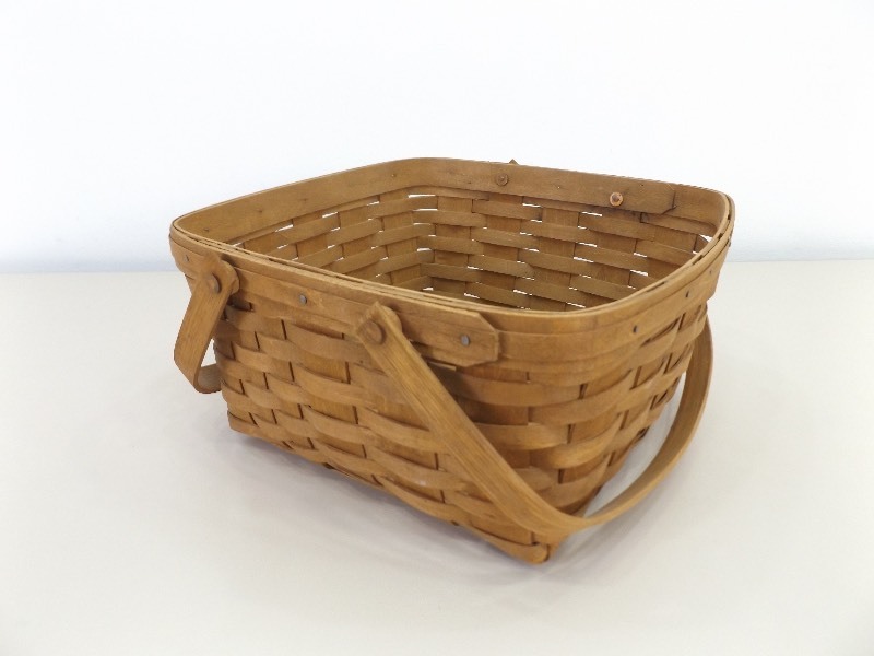 lot 10 image: Large Longaberger 2-Handled Basket  