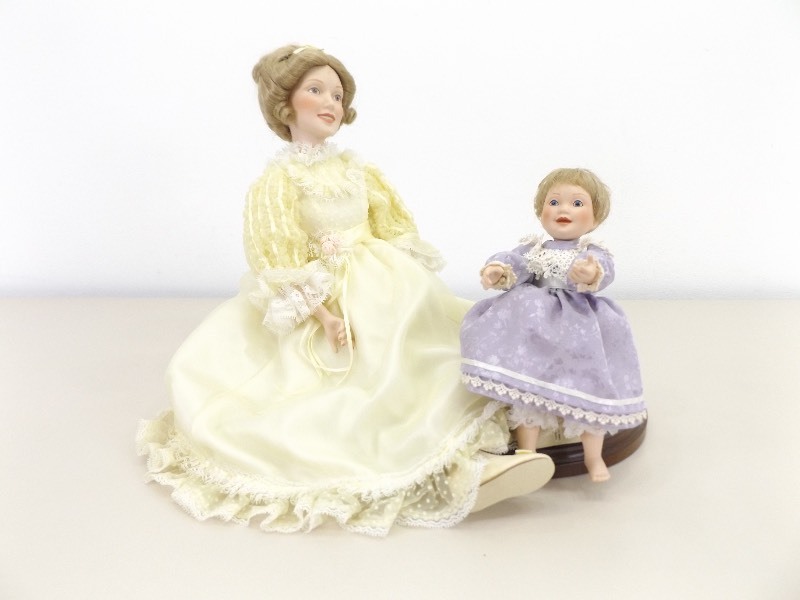lot 12 image: 1990 Porcelain Danbury MintMBI Mother Daughter Dolls with Stand (2 of 4 in Series) 