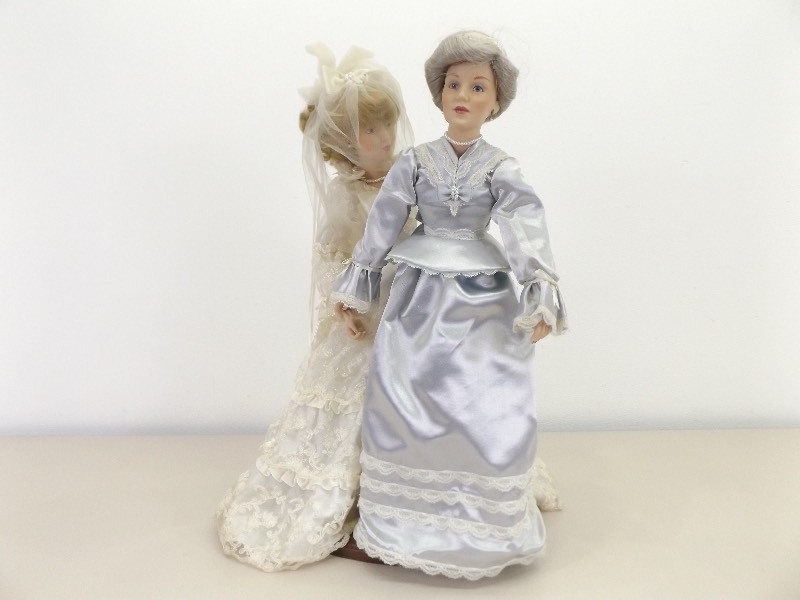lot 14 image: 1989 Porcelain Danbury MintMBI Mother Daughter Dolls with Stand (4 of 4 in Series) 