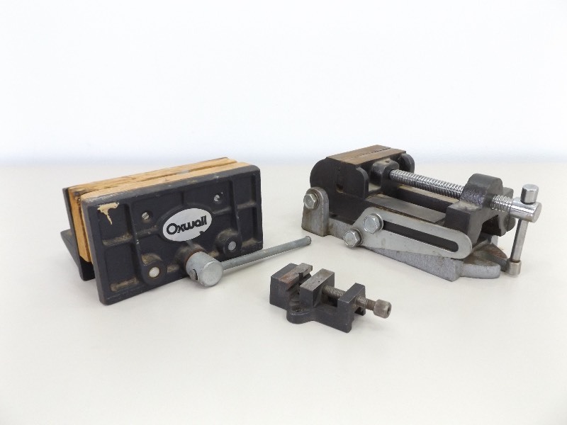 lot 15 image: 3 Vises 