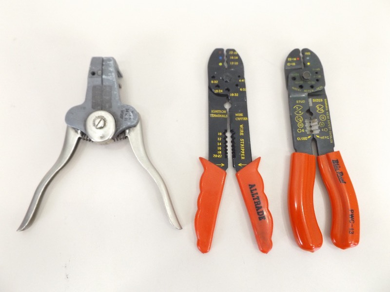 lot 32 image: Lot of Wire CuttersStrippers