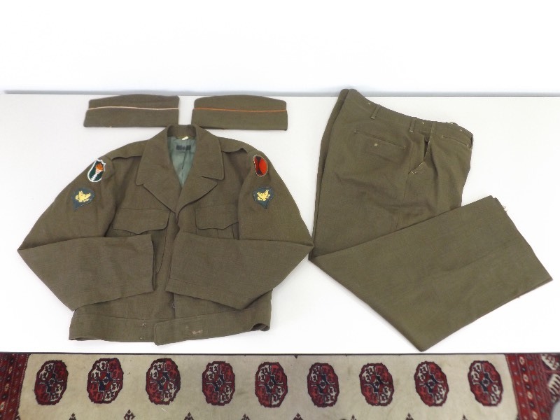 lot 33 image: Vintage U.S. Military Uniform