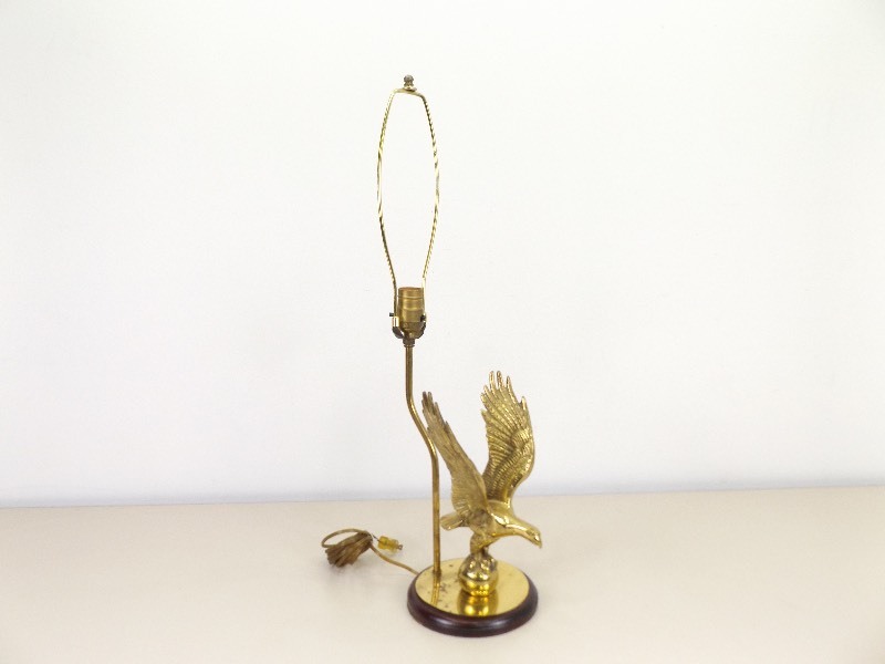 lot 44 image: Vintage Brass Eagle Lamp