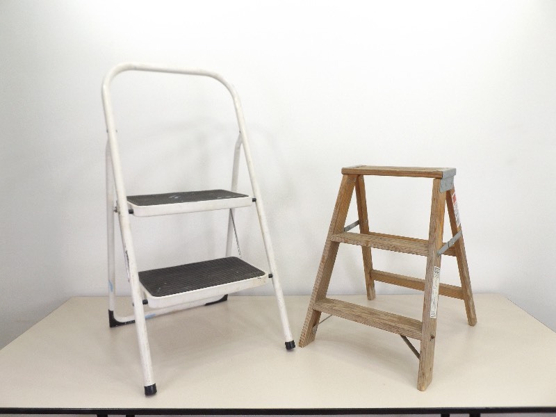 lot 43 image: 2 Step Stools