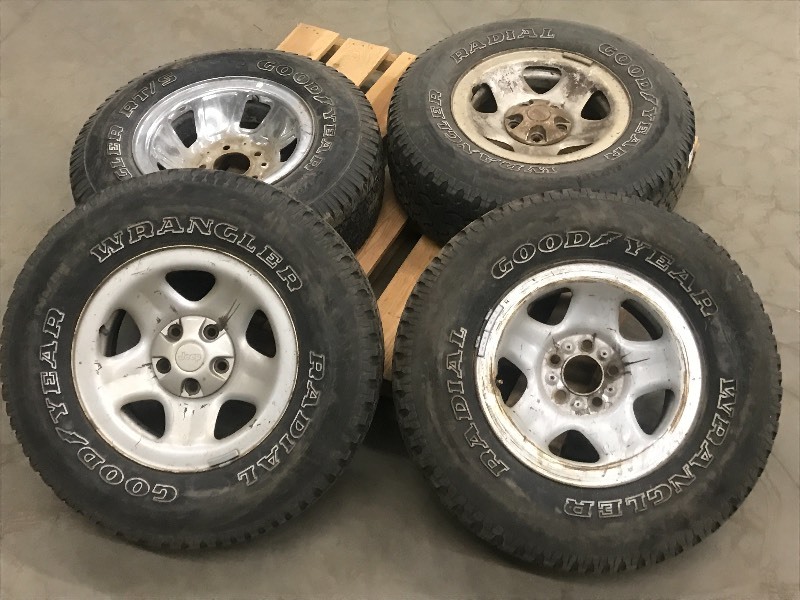 lot 9 image: (4) Goodyear Wrangler Radial P2357...