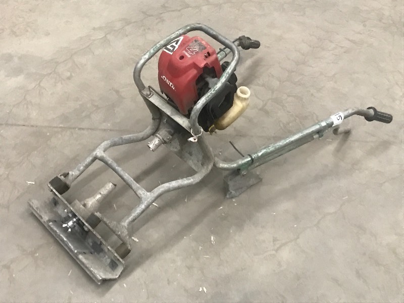 lot 15 image: Honda 4-Stroke Concrete Screed Head...