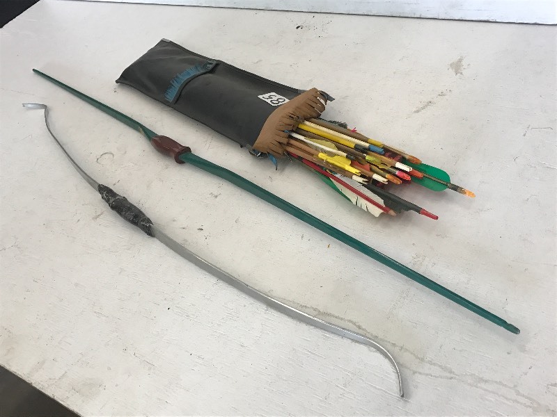 lot 85 image: Lot Of (2) Bows & Quiver With Assor...
