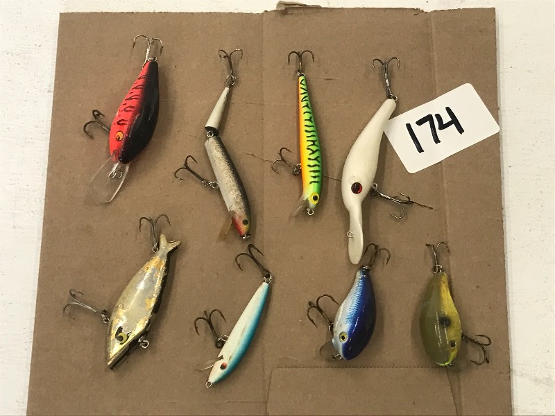 lot 174 image: Flat Of Assorted Crankbait Lures ...