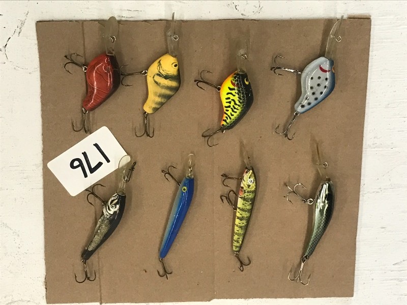 lot 176 image: Flat Of Assorted Crankbait Lures ...
