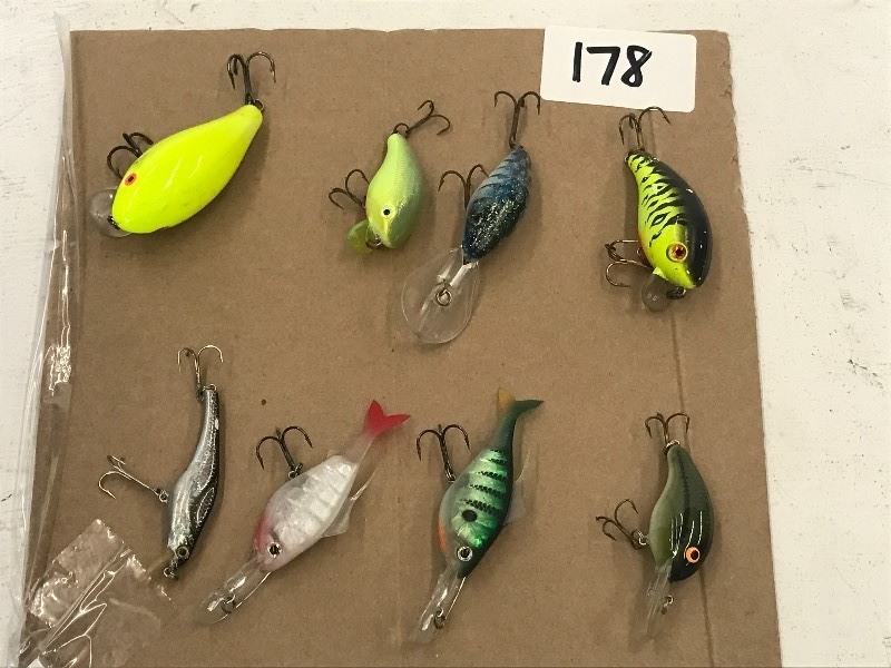 lot 178 image: Flat Of Assorted Crankbait Lures ...