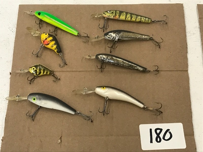 lot 180 image: Flat Of Assorted Crankbait Lures ...