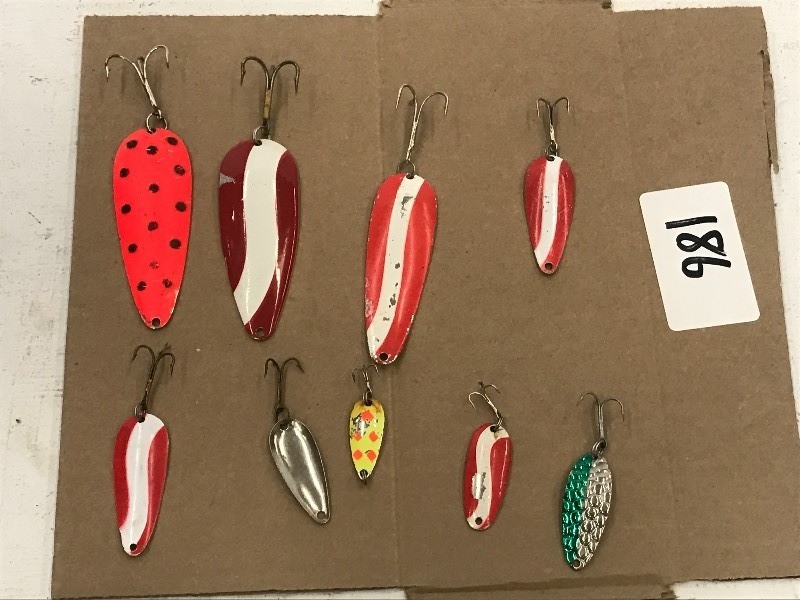 lot 186 image: Flat Of Assorted Spoon Lures ...