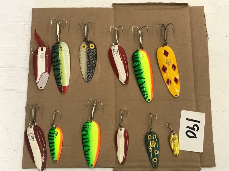 lot 190 image: Flat Of Assorted Spoon Lures ...