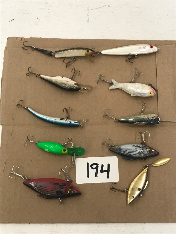 lot 194 image: Flat Of Assorted Crankbait Lures ...