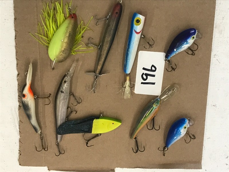 lot 196 image: Flat Of Assorted Crankbait Lures ...