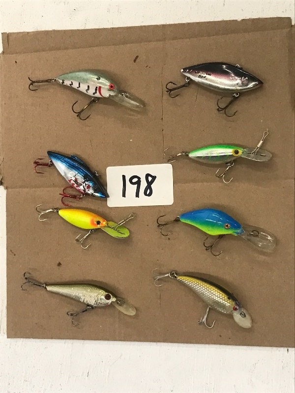 lot 198 image: Flat Of Assorted Crankbait Lures ...