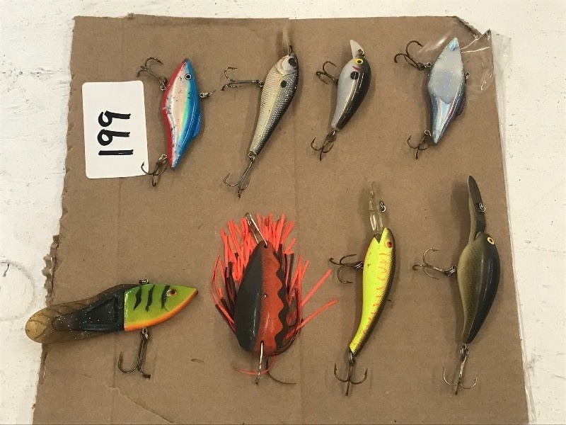 lot 199 image: Flat Of Assorted Crankbait Lures ...