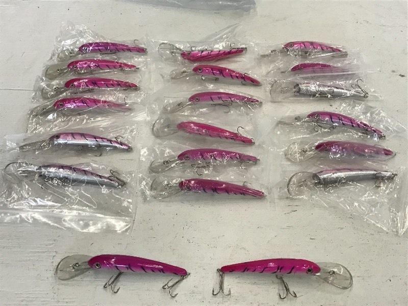 lot 200 image: Bag Of (20) New Pink Crankbait Lure...