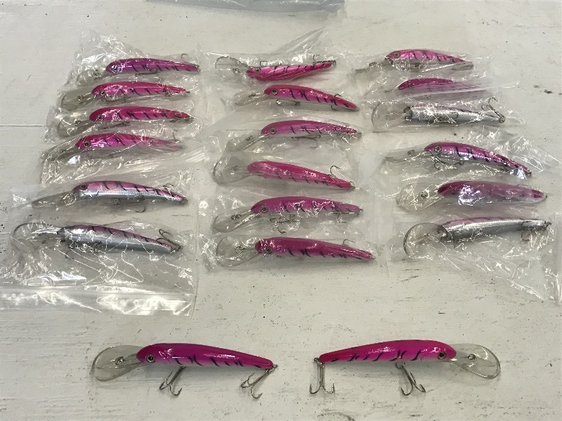 lot 201 image: Bag Of (20) New Pink Crankbait Lure...