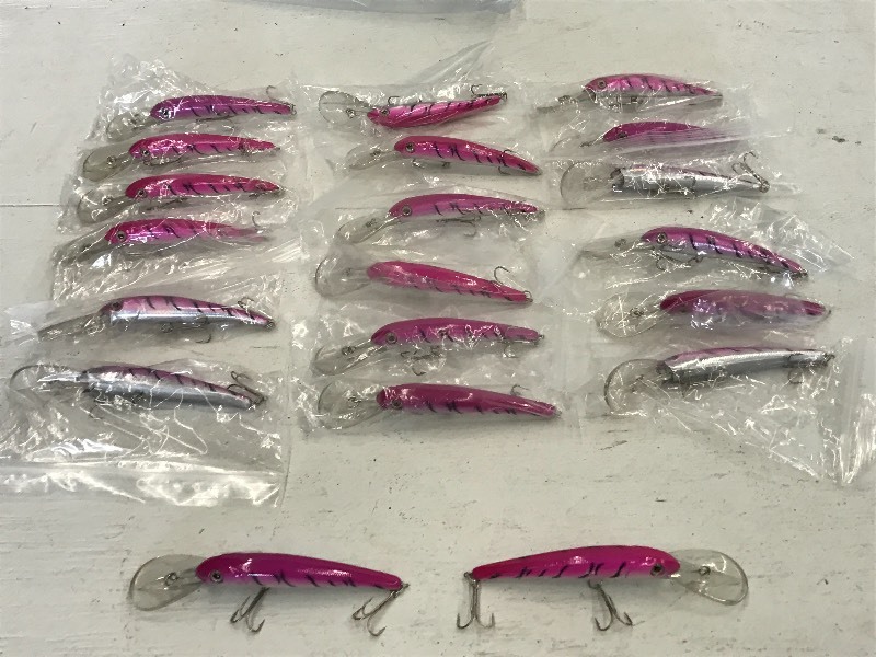 lot 202 image: Bag Of (20) New Pink Crankbait Lure...