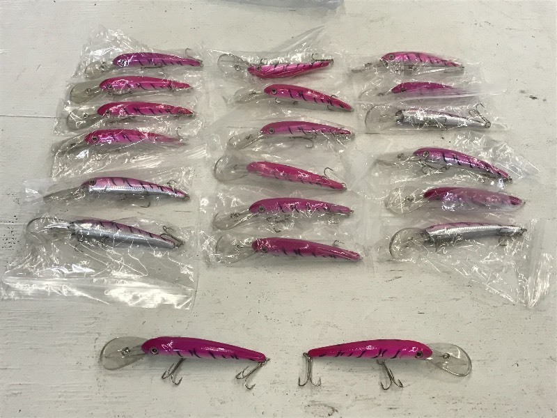 lot 203 image: Bag Of (20) New Pink Crankbait Lure...