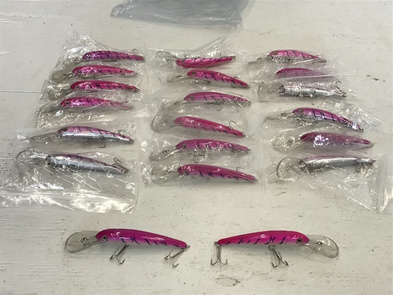 lot 204 image: Bag Of (20) New Pink Crankbait Lure...
