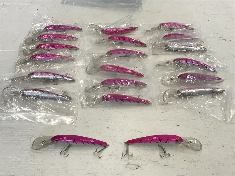 lot 207 image: Bag Of (20) New Pink Crankbait Lure...