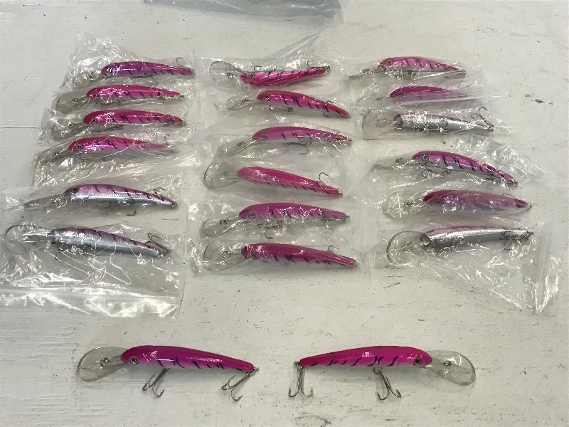 lot 209 image: Bag Of (20) New Pink Crankbait Lure...