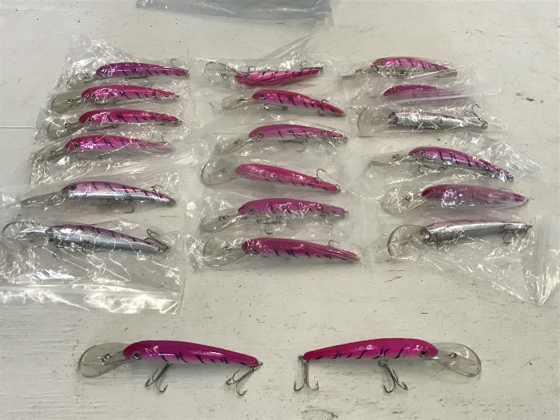 lot 208 image: Bag Of (20) New Pink Crankbait Lure...