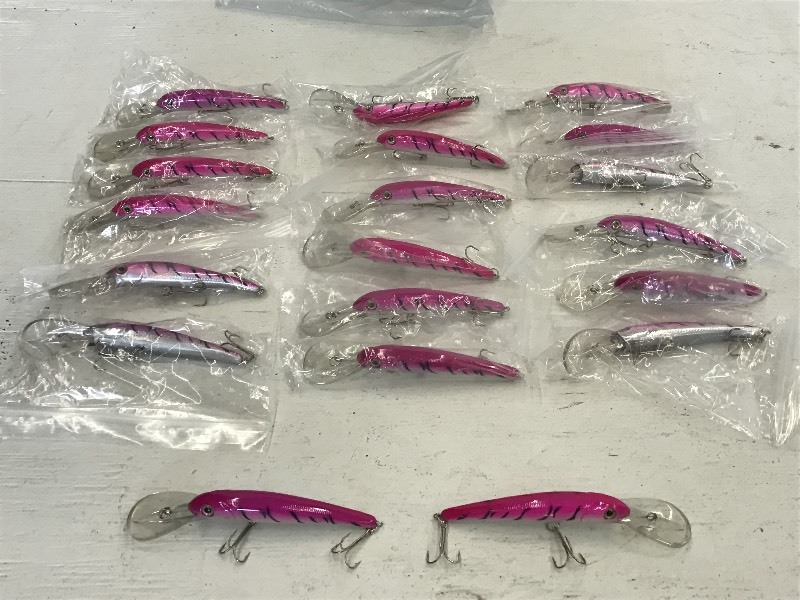 lot 210 image: Bag Of (20) New Pink Crankbait Lure...