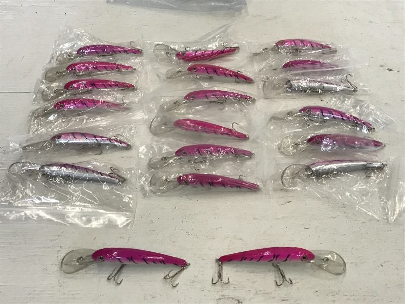 lot 211 image: Bag Of (20) New Pink Crankbait Lure...