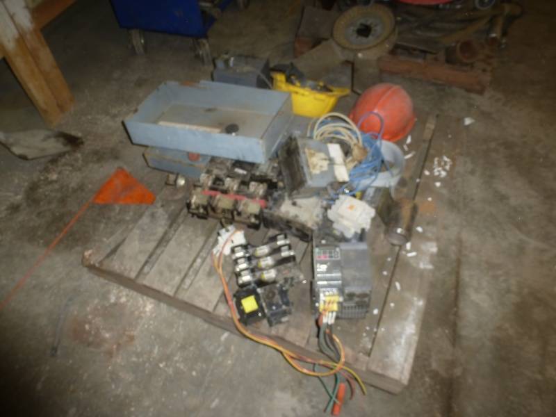 lot 29 image: Pallet Hard Hats & Electrical Parts