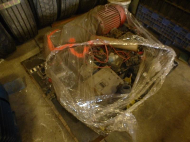 lot 34 image: Pallet 2 Electric Motors & Switches