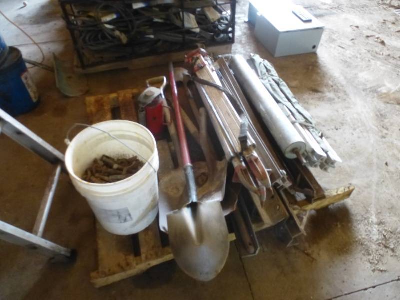 lot 73 image: Pallet Survey TripodShovels
