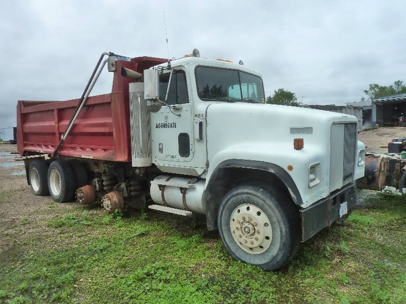 lot 12 image: 2000 International Dump Truck
