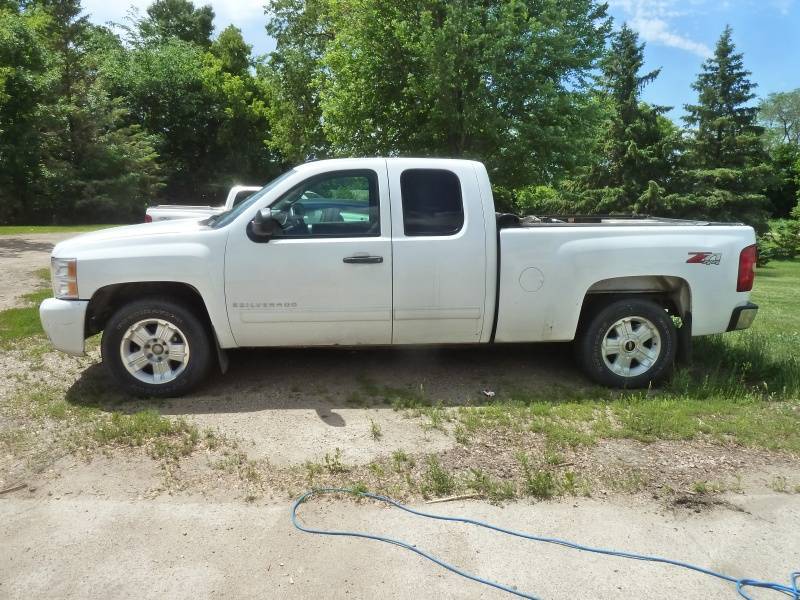 lot 14 image: 2009 Chevy Extended Cab 4WD