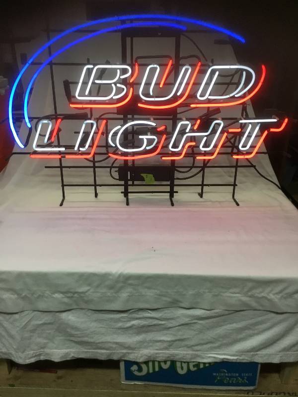 lot 3 image: Bud Light Neon Sign - Lights Up