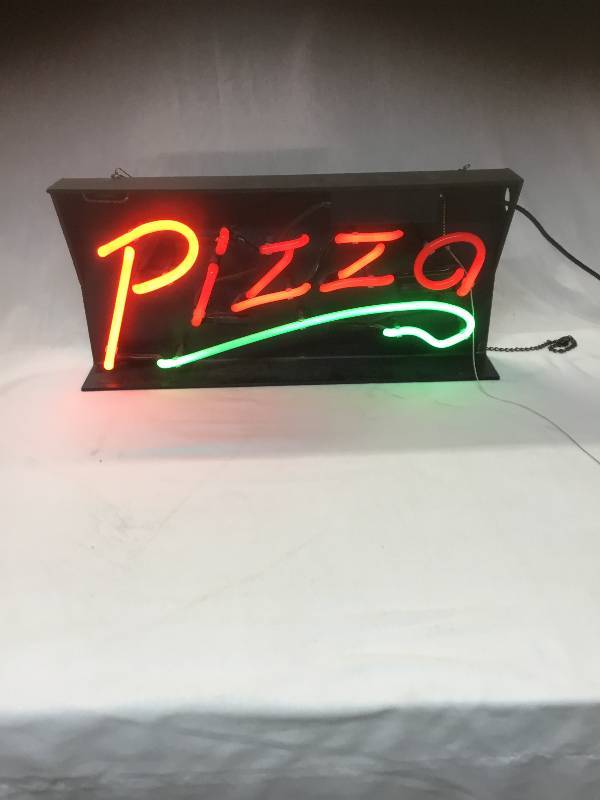lot 4 image: Pizza Neon Light