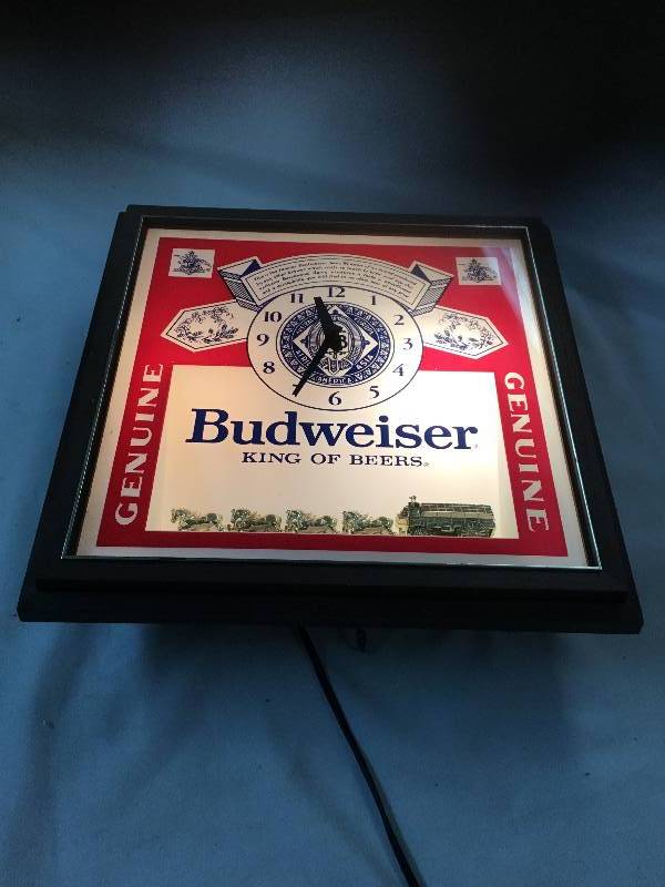lot 11 image: Antique Budweiser Clock with Gold Clydesdale and Carriage