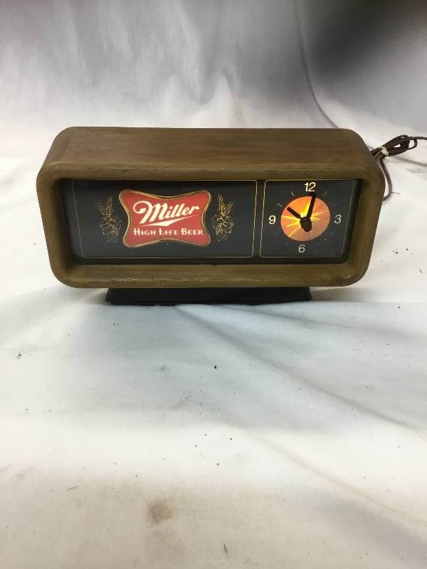 lot 15 image: Antique Miller High Life Beer - Clock - Lights Up - 1981
