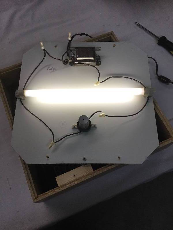 lot 117 image: New Antique - Bartles and Jaymes Premium Wine Cooler Light up