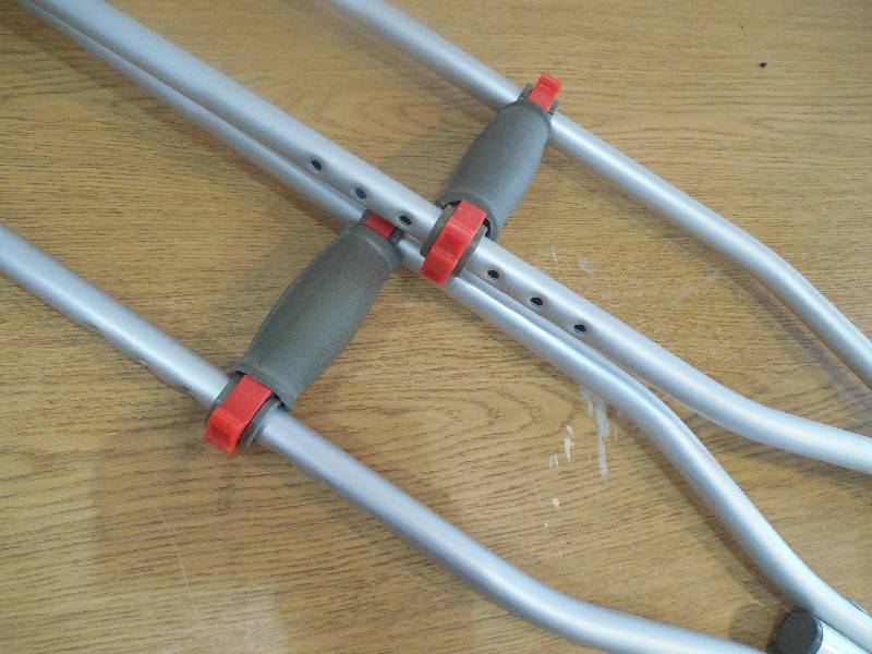 SET OF CRUTCHES