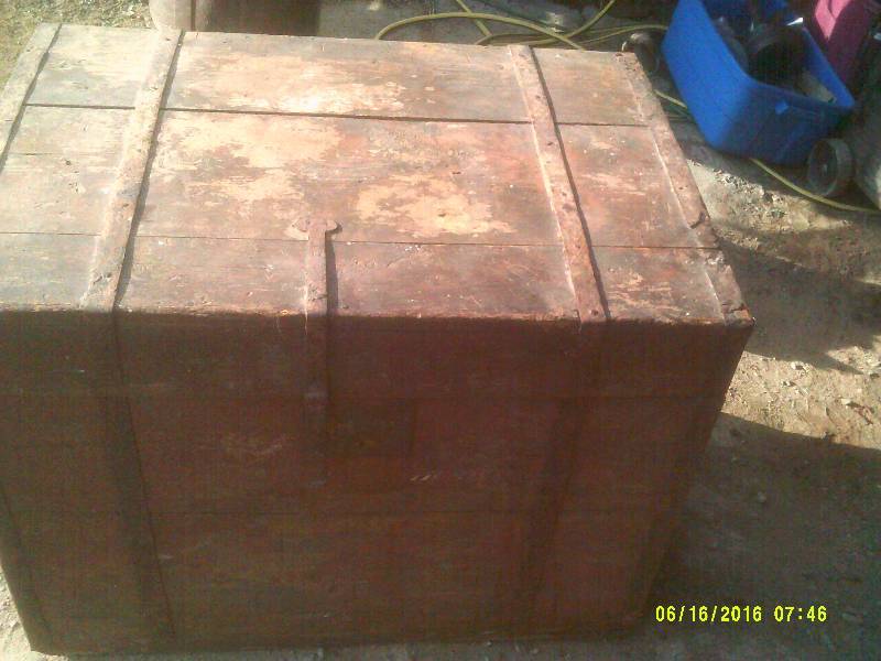 lot 7 image: ANTIQUE WOOD STEAMER TRUNK
