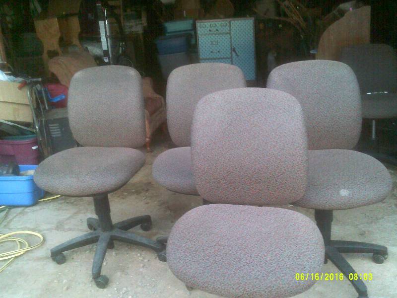 lot 16 image: 4 ROLLING CHAIRS