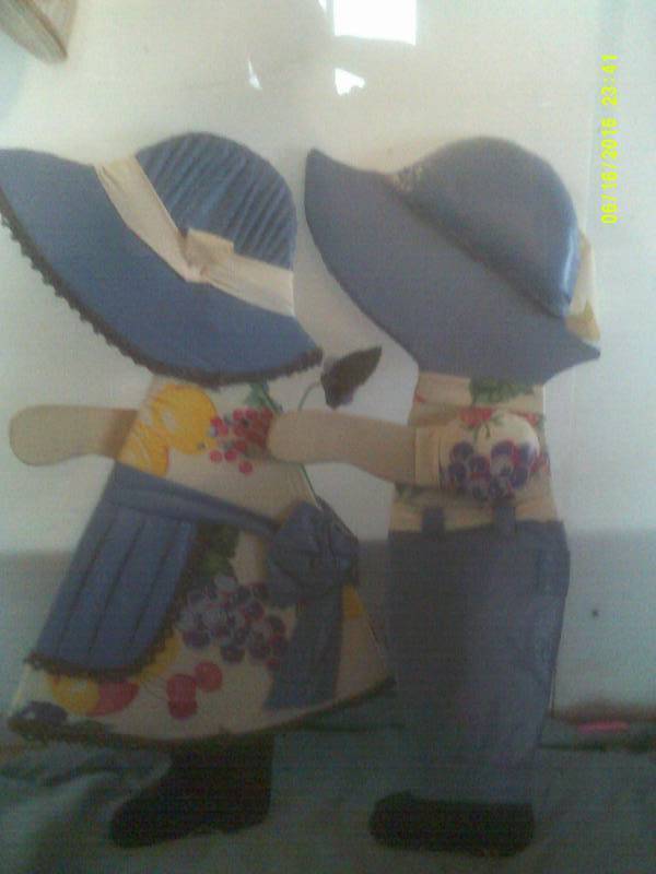 lot 21 image: BOY AND GIRL GARDEN DECORE
