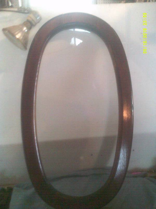 lot 32 image: ANTIQUE WOOD OVAL PICTURE FRAME